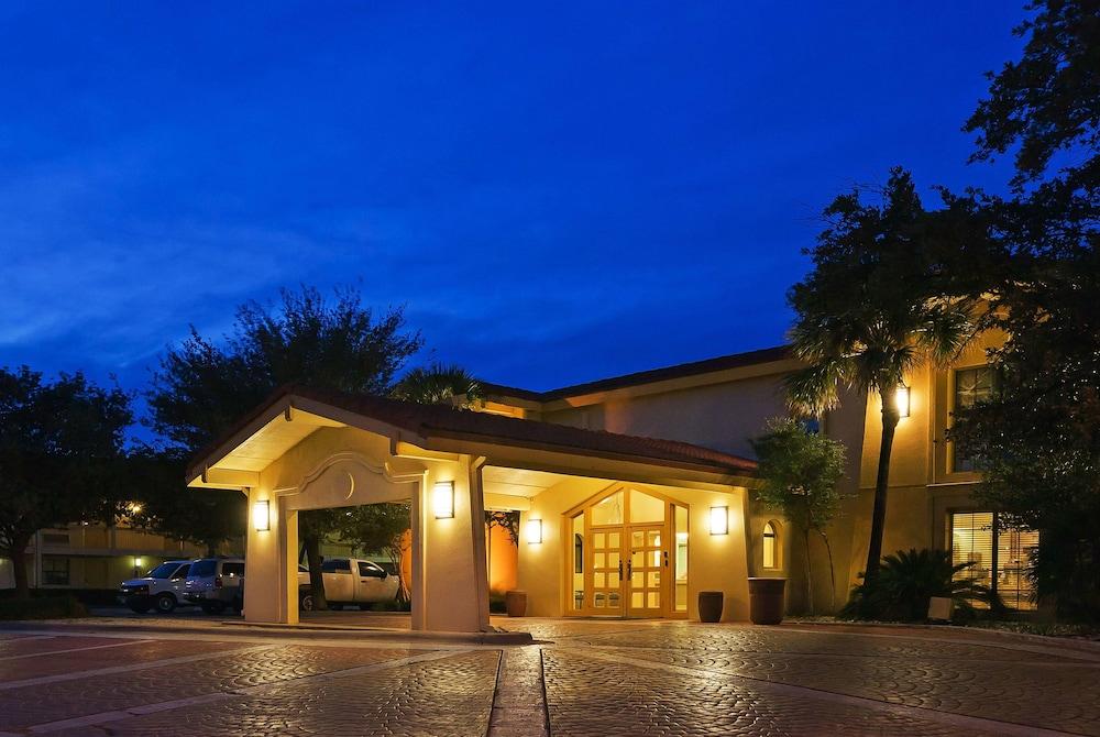 Super 8 By Wyndham Eagle Pass Hotel Exterior photo