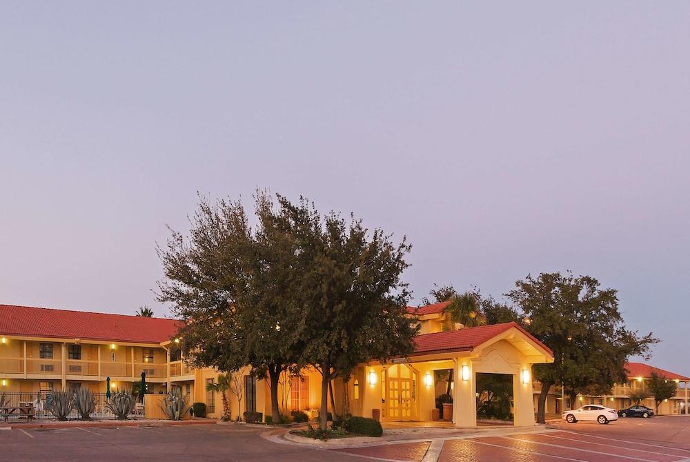 Super 8 By Wyndham Eagle Pass Hotel Exterior photo