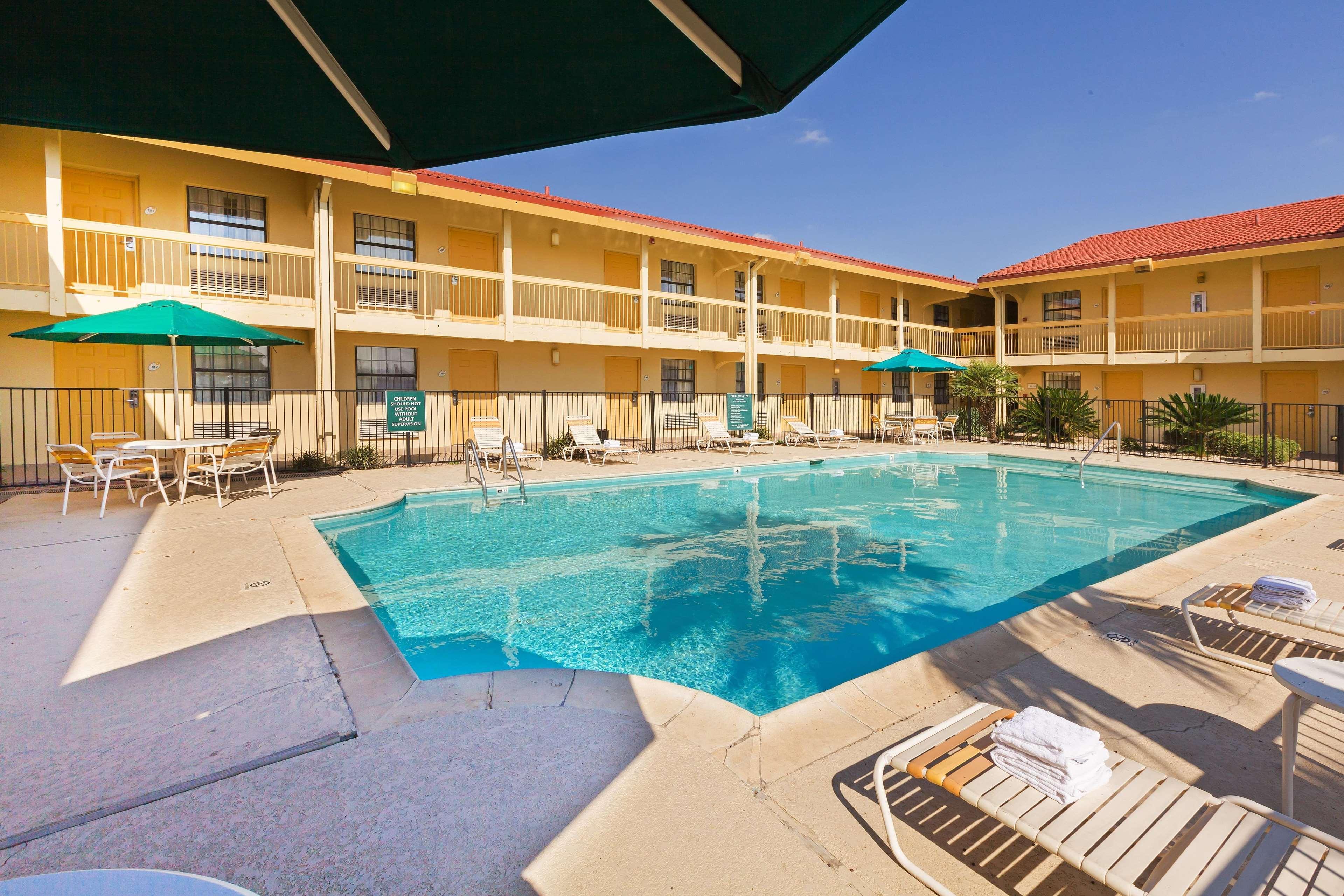 Super 8 By Wyndham Eagle Pass Hotel Exterior photo