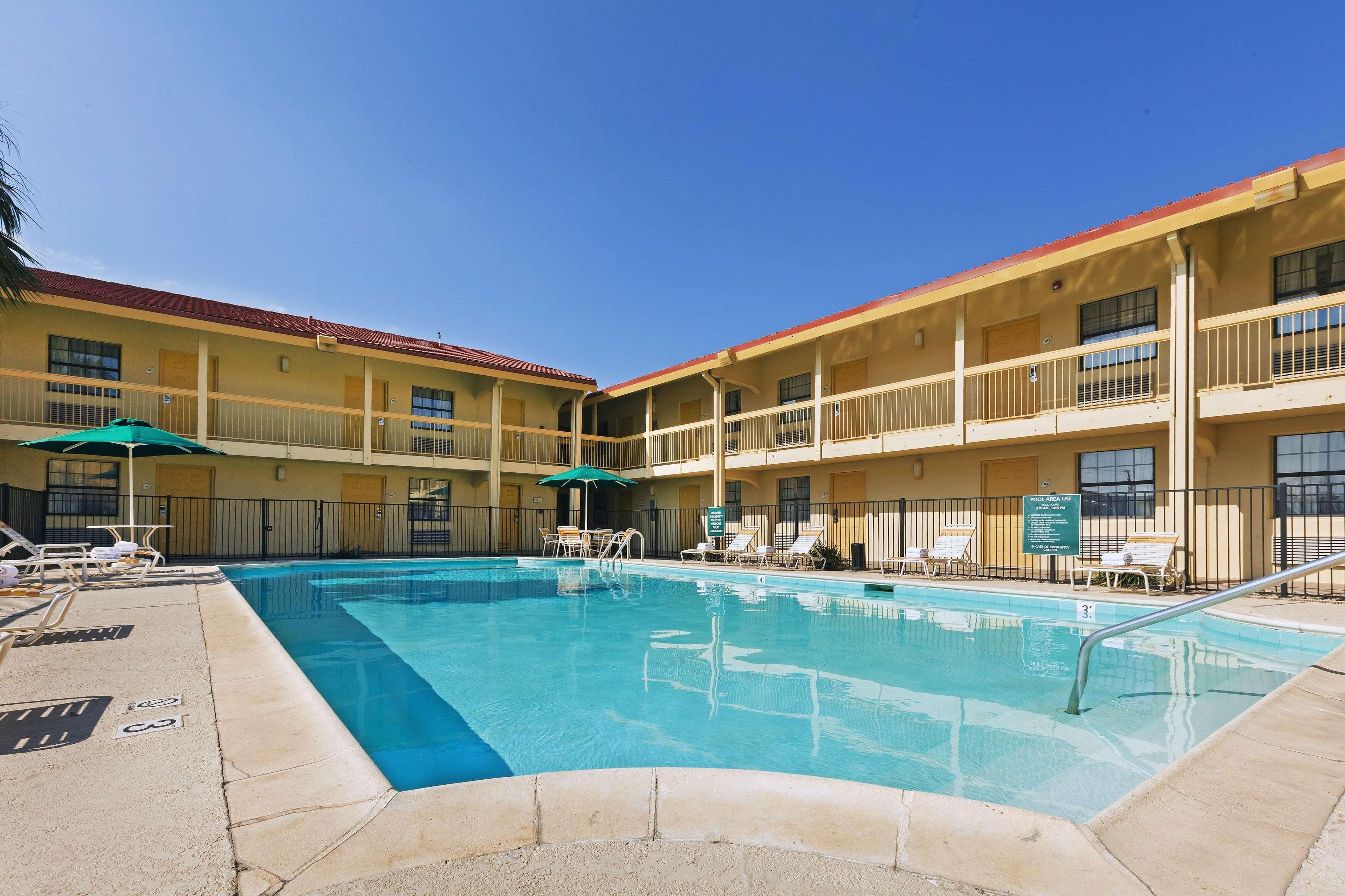 Super 8 By Wyndham Eagle Pass Hotel Exterior photo