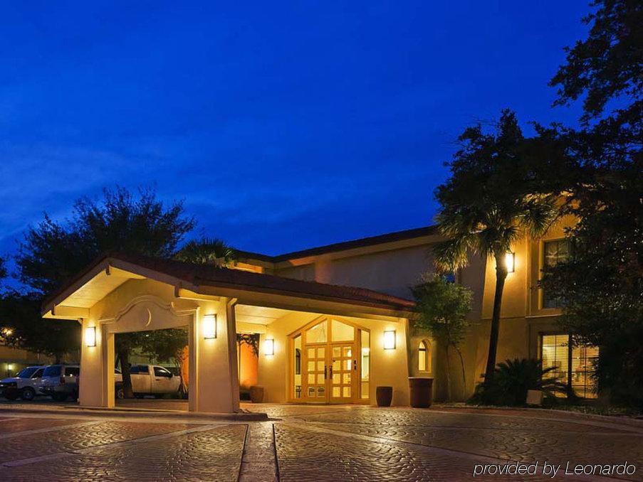 Super 8 By Wyndham Eagle Pass Hotel Exterior photo